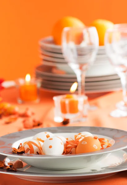 Definição de mesa de Páscoa em tons de laranja — Fotografia de Stock