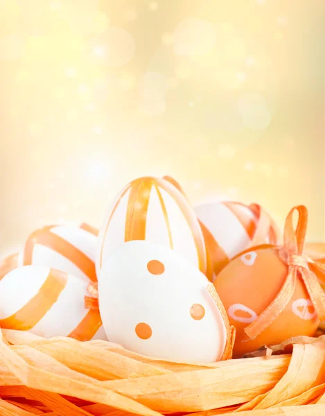 Пасхальные яйца в оранжевых тонах — стоковое фото
