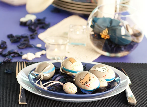 Wielkanocny stół ustawienie w niebieski i biały — Zdjęcie stockowe