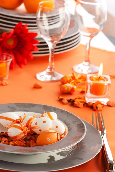 Ostertafel in Orangetönen gedeckt — Stockfoto
