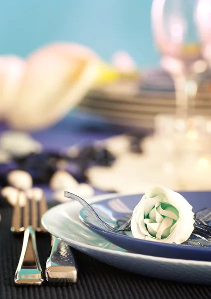 Μπλε πίνακα ρύθμιση για ρομαντικό δείπνο με τριαντάφυλλο. — Φωτογραφία Αρχείου