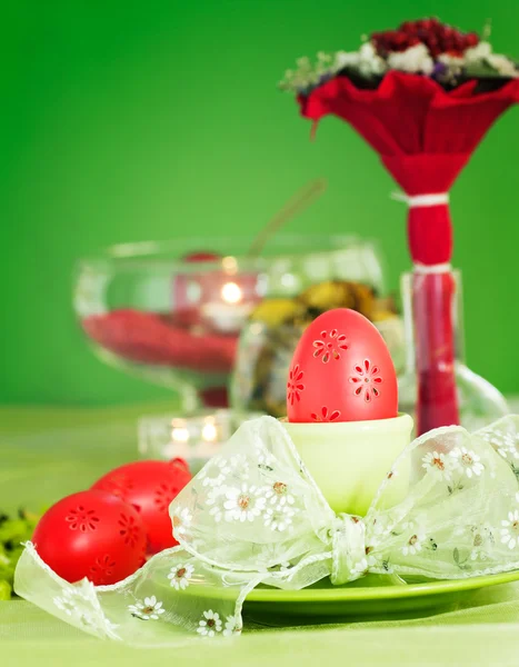 Definição de mesa de Páscoa em verde e vermelho — Fotografia de Stock