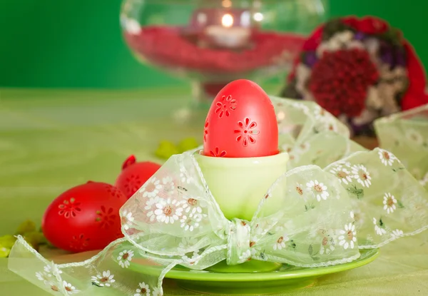 Wielkanocny stół ustawienie na zielono i czerwono — Zdjęcie stockowe