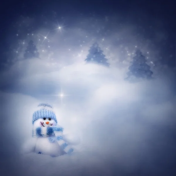 Lumiukko talvella taustalla — kuvapankkivalokuva