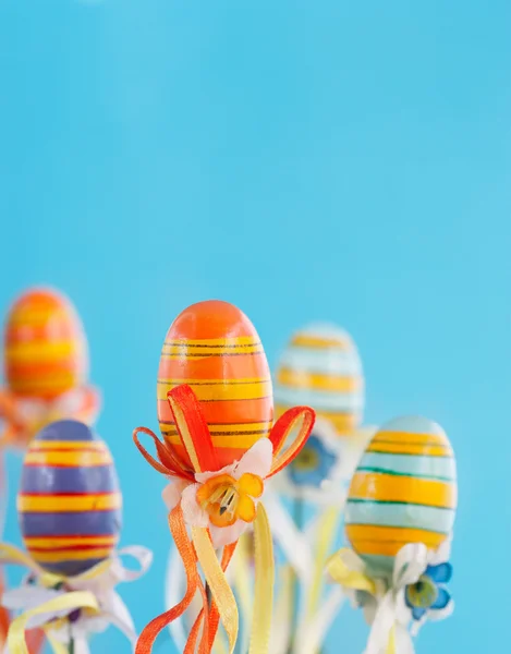 Œufs de Pâques colorés avec rubans — Photo