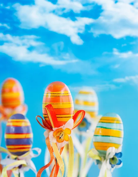 Uova di Pasqua variopinte con nastri — Foto Stock