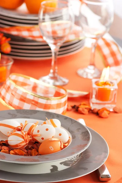 Wielkanocny stół ustawienie w odcieniach pomarańczowym — Zdjęcie stockowe