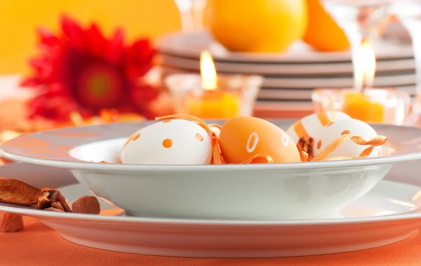 Ostertafel in Orangetönen gedeckt — Stockfoto