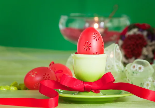 Table de Pâques en vert et rouge — Photo