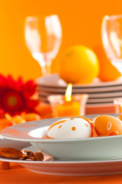 Definição de mesa de Páscoa em tons de laranja — Fotografia de Stock
