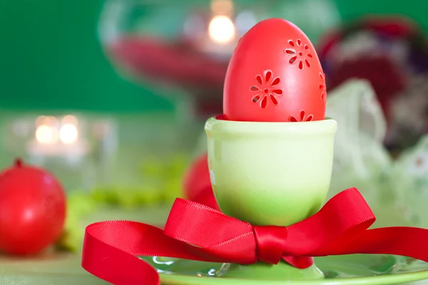 Wielkanocny stół ustawienie na zielono i czerwono — Zdjęcie stockowe