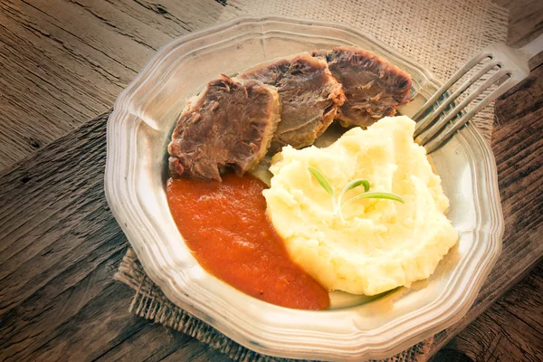 Fleisch mit Kartoffelpüree — Stockfoto