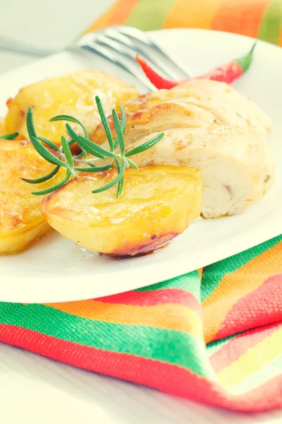 Pollo al forno con patate — Foto Stock