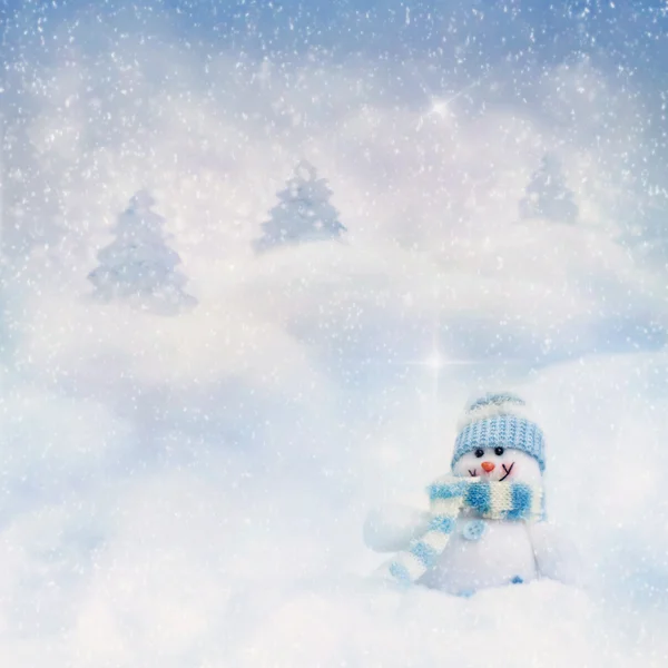 Снеговик на зимнем фоне — стоковое фото