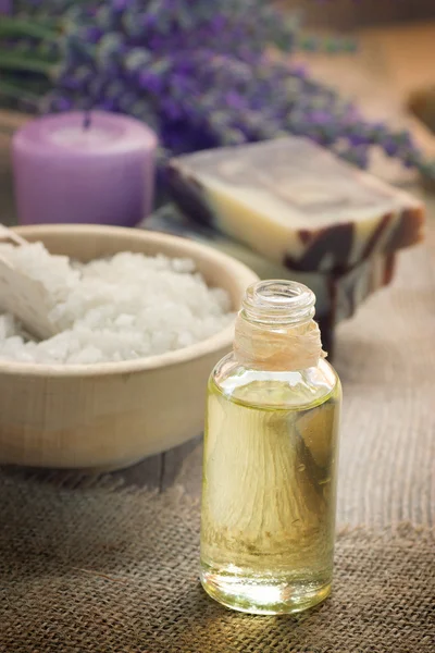 Wellness mit Lavendelöl und Badesalz — Stockfoto