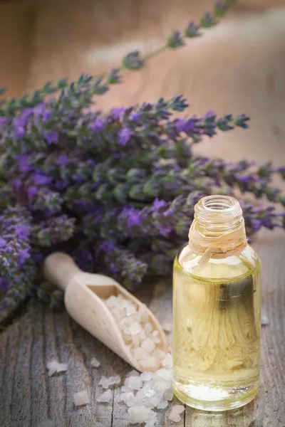 Spa med lavendel olja och bath salt — Stockfoto