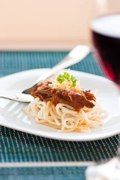 Spaghetti met rundvlees en tomatensaus — Stockfoto
