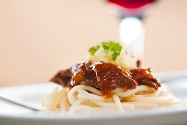 Spaghetti z sosem wołowiny i pomidor — Zdjęcie stockowe