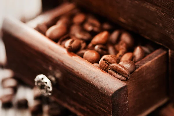 Kávová zrna v rustikální starý mlýnek na kávu — Stock fotografie
