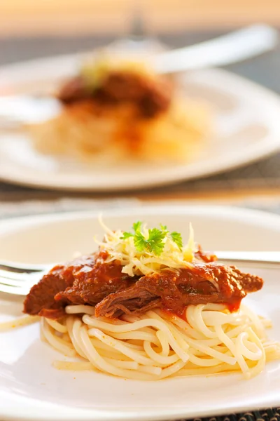 Espaguetis con salsa de carne y tomate —  Fotos de Stock