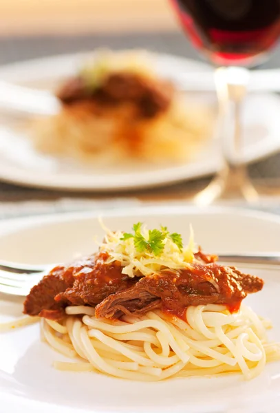 Espaguetis con salsa de carne y tomate —  Fotos de Stock