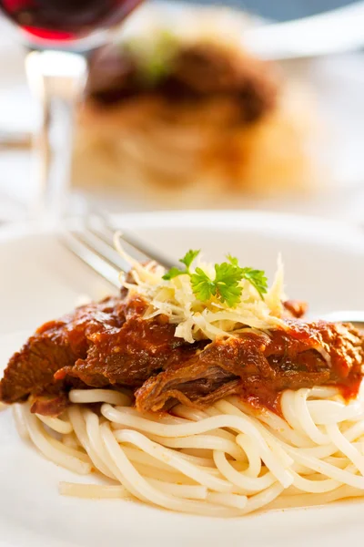 Σπαγγέτι με βοδινό κρέας και σάλτσα ντομάτας — Φωτογραφία Αρχείου