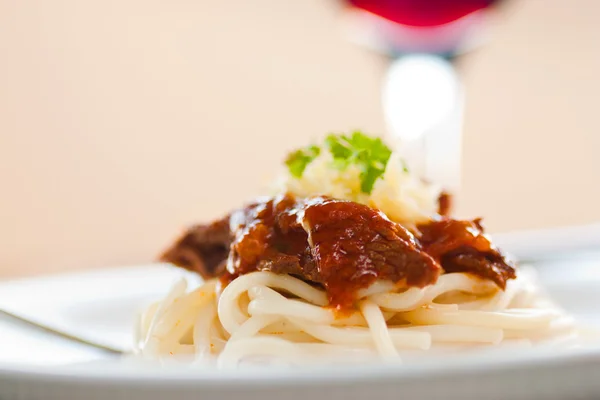 Sığır eti ve domates soslu spagetti — Stok fotoğraf