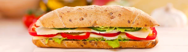 奶酪三明治用辣椒红色和绿色生菜 — 图库照片