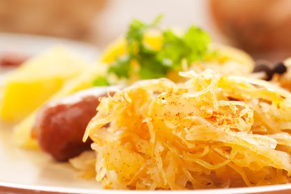 Wurst mit Kartoffeln und Sauerkraut — Stockfoto