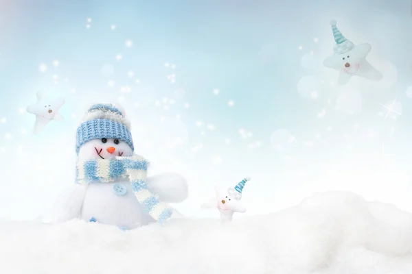 Boneco de neve no fundo do inverno — Fotografia de Stock