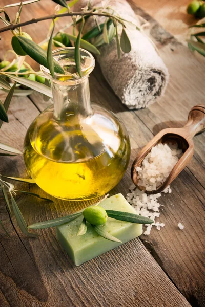 Cadre spa naturel avec produits d'olive — Photo