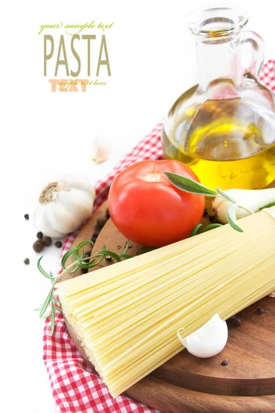 Spaghetti med ingredienser — Stockfoto