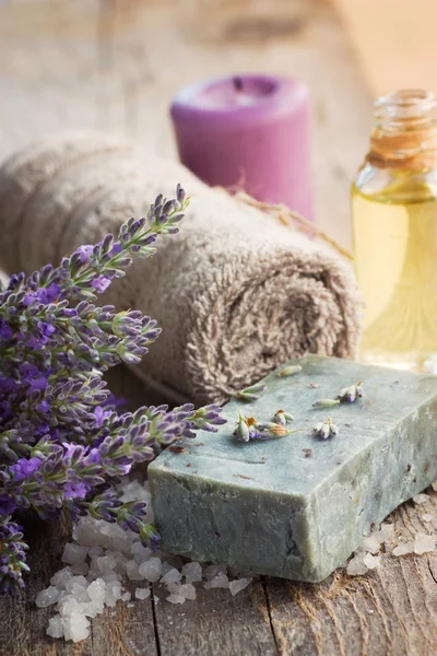 Spa med lavendel och handduk — Stockfoto
