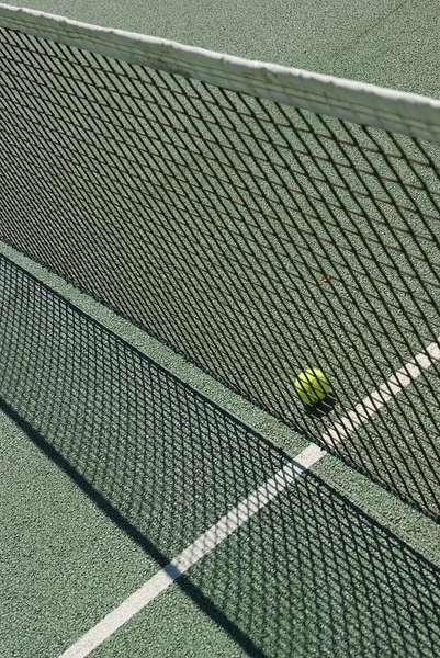 Tennis court net and ball — Stock Photo, Image