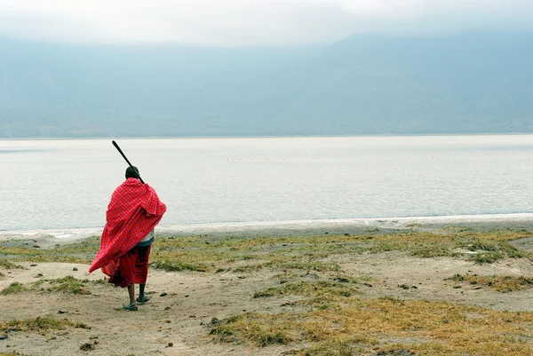 Masai frente al lago Empakai Imagen De Stock