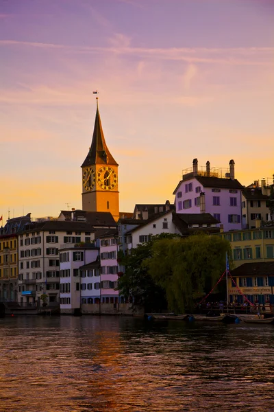 Утреннее освещение в реке Лиммат, Цюрих — стоковое фото
