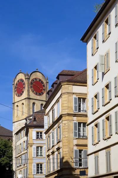 Wieża zegarowa w starym mieście Neuchatel, Szwajcaria — Zdjęcie stockowe