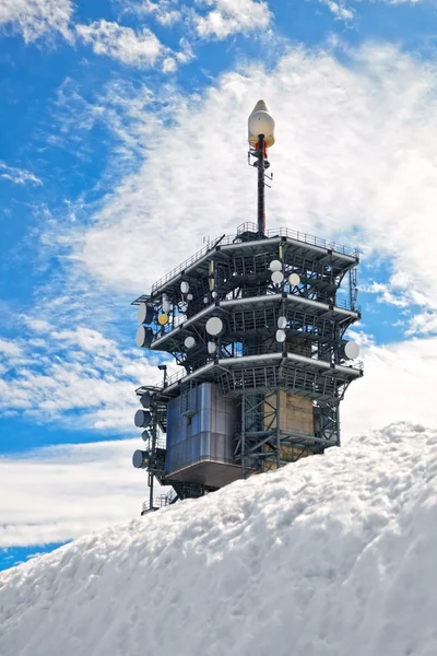 Телекоммуникационная башня в снегу — стоковое фото