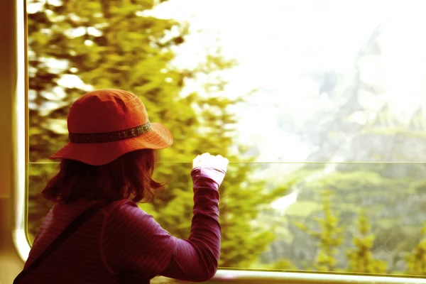 Menina olhando de uma janela de trem — Fotografia de Stock