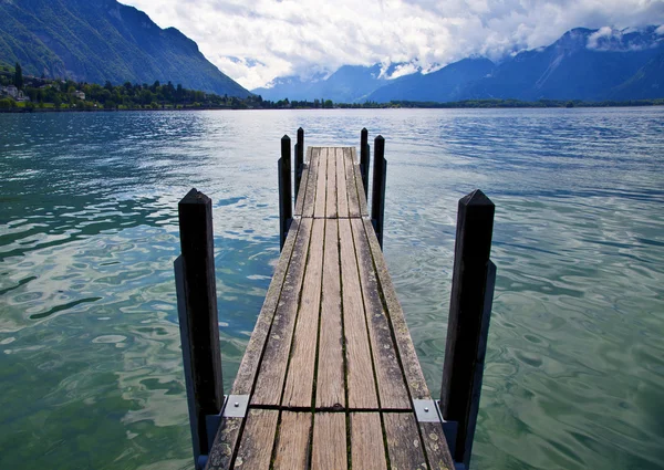 Muelle de madera en Lake Leman, Suiza — Foto de Stock