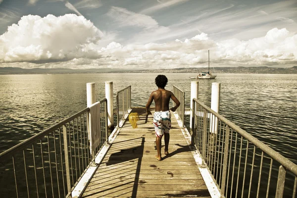 Küçük çocuklar leman Gölü Fransız Rivierası'nda havuzda oyun — Stok fotoğraf