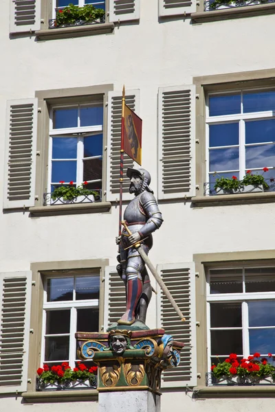 Banneret 噴水、市のくまの旗を持つ騎士 — ストック写真