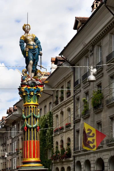Escultura de Lady Justice con los ojos vendados en la calle Kramgasse en Berna, Suiza —  Fotos de Stock