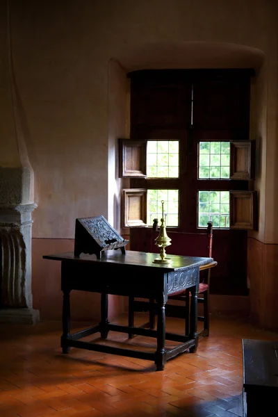 Антикварный письменный стол — стоковое фото