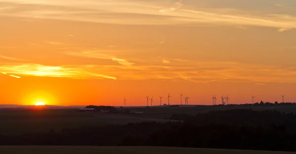 Générateurs éoliens au coucher du soleil, Pfalz, Allemagne — Photo