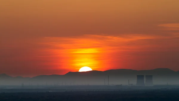 Panorama con centrale nucleare a Philippsburg al tramonto, Germania — Foto Stock