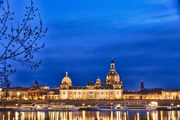 Elbe river with Church of Our Lady (Frauenkirche) after sunset, Dresden — Stock Photo, Image