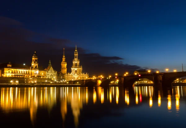 De rivier Elbe met katholieke kerk van de Koninklijke Hof van Saksen (Hofkirche) — Stockfoto