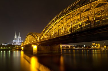 gece, Köln, Almanya, Köln Katedrali ve hohenzollern Köprüsü