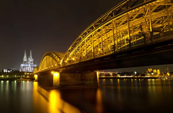 Keulen kathedraal en hohenzollern brug bij nacht, Keulen, Duitsland — Stockfoto